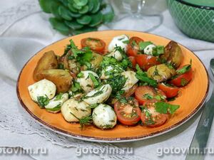 Салат с моцареллой, жареным картофелем‑бэби и помидорами