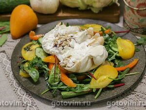 Салат с бурратой, овощами и чесночной заправкой