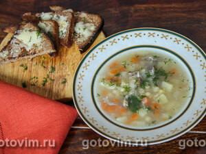 Гороховый суп с копчеными ребрышками и сырными гренками