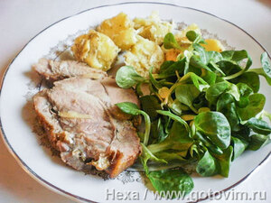 Свинина, фаршированная чесноком с картофельным салатом