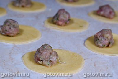 Тортеллини с мясной начинкой в томатном соусе