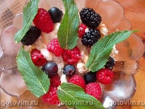 Десертный салат с малиной, иргой, шелковицей и сырными крекерами