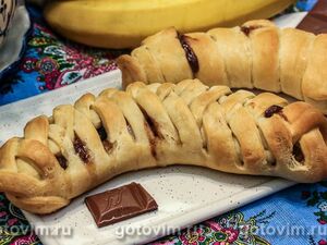 Рогалики из слоеного теста с бананом, фаршированным шоколадом