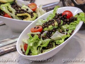 Салат из черной чечевицы с авокадо, помидорами и зеленью