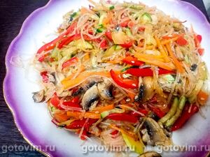 Салат из фунчозы с овощами и грибами