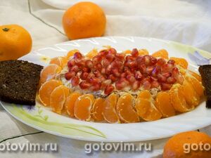 Салат из куриного мяса с мандаринами и гранатом