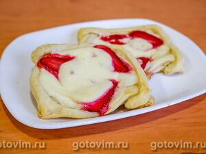 Слойки с творожным сыром и клубникой