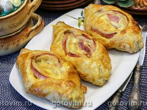 Лодочки из слоеного теста с ветчиной и сыром