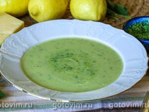 Суп-пюре из кабачков с песто из петрушки