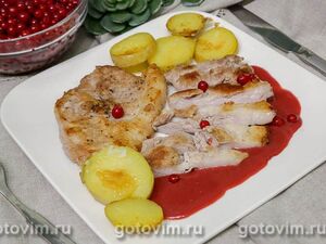 Свиная отбивная с соусом из красной смородины в мультиварке