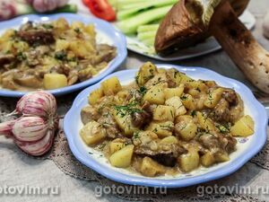 Салат из картофеля с белыми грибами и красным луком