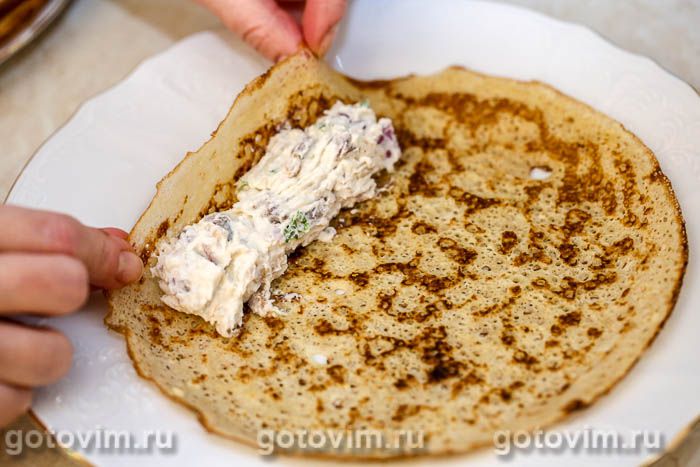 Блины с начинкой из селедки со сметаной и яйцом