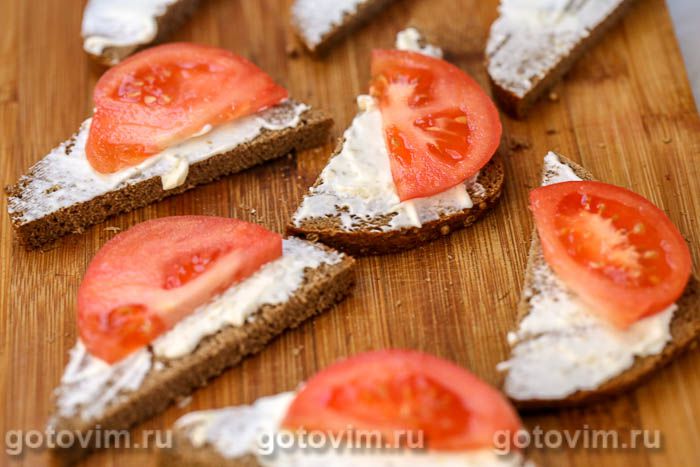 Горячие бутерброды со шпротами, помидором и сыром.