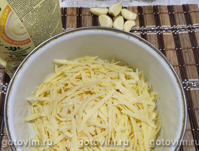 Рецепт: Тарталетки с сыром и чесноком - Вкусная и несложная в приготовлении закуска.