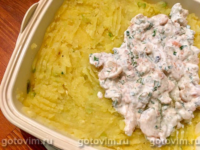 Картофельная запеканка с консервированной рыбой и творожным сыром