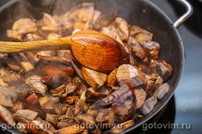 Свинина по-купечески с лесными грибами