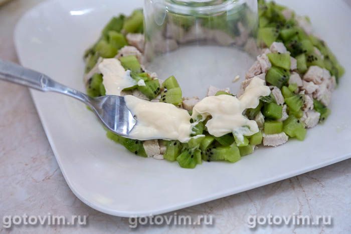 Салат с киви, зеленым яблоком и курицей