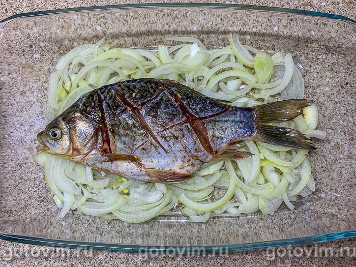 Карась, запеченный с луком и морковью в духовке. Рецепт с фото