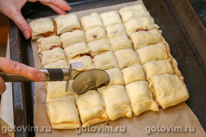 Рулетики из слоёного теста с сосиской и сыром - пошаговый фоторецепт