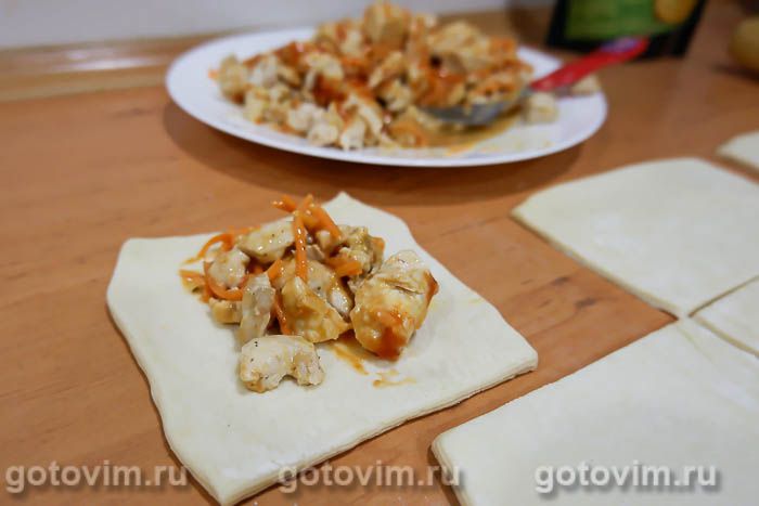 Слоеные конвертики с курицей