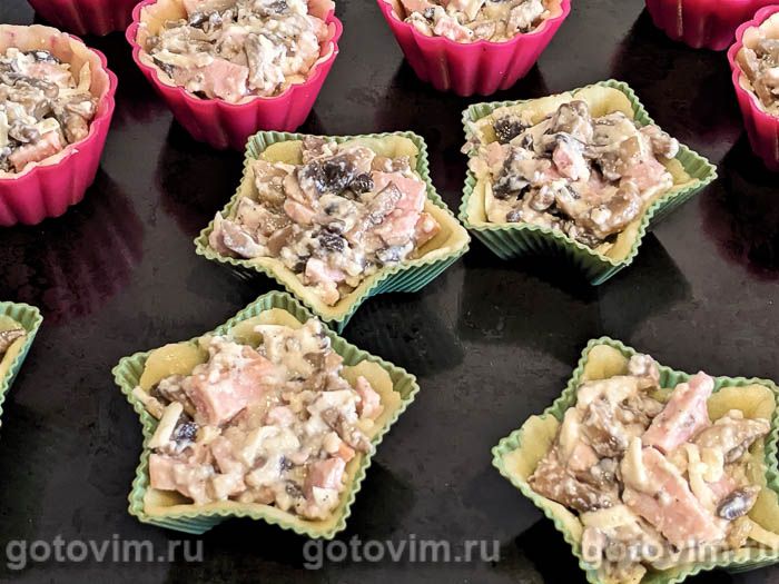 Тарталетки с сыром,ветчиной и помидорами (горячая закуска) : Закуски и бутерброды