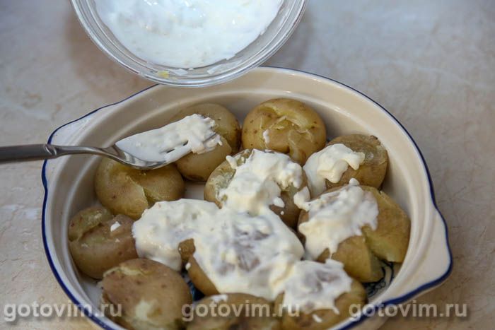 Как приготовить вкусную картошечку в чесночно-сметанном соусе