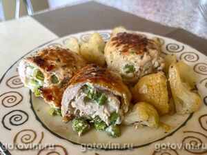 Рецепт: Рулетики из куриного филе - с овощами и сыром запеченные в духовке