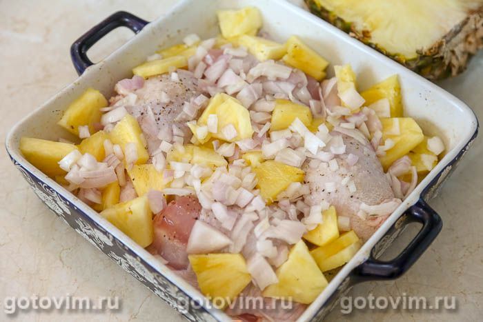 Курица с ананасами под сыром в духовке