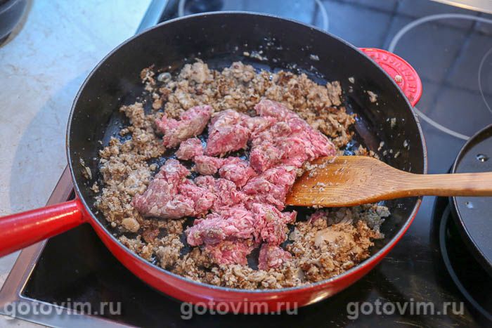 Паста с мясным фаршем и грибами в сметанном соусе