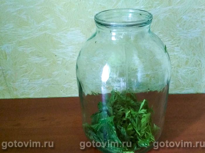 Маринованные помидоры с морковной ботвой