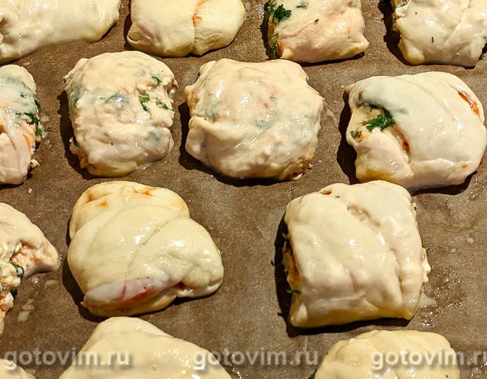 Булочка с зеленью и сыром