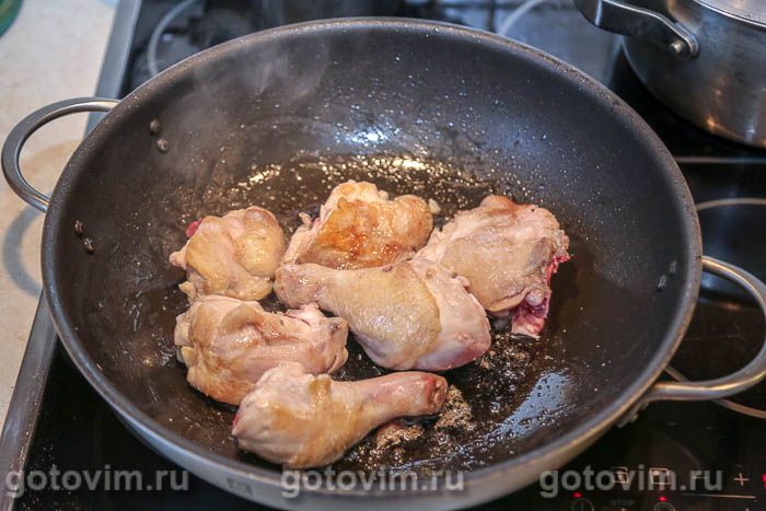 Тушеная картошка с курицей в кастрюле