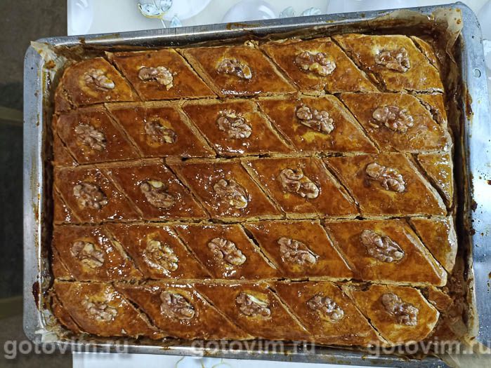 Песочный пирог с медом и орехами