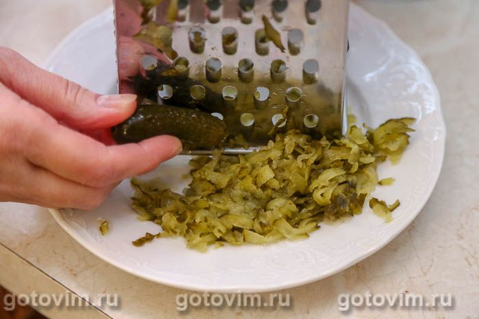 Слоёный салат из говяжьей печени с солёными огурцами - Лайфхакер