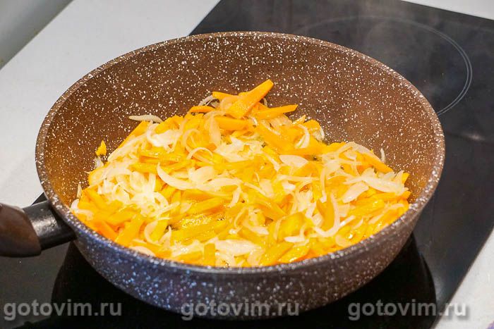 Плов с куриными крылышками на сковороде