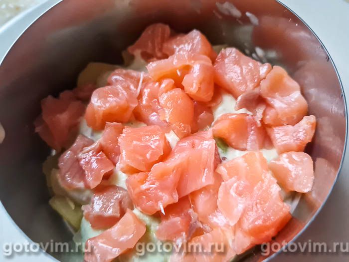 Салат с красной рыбой и авокадо слоями