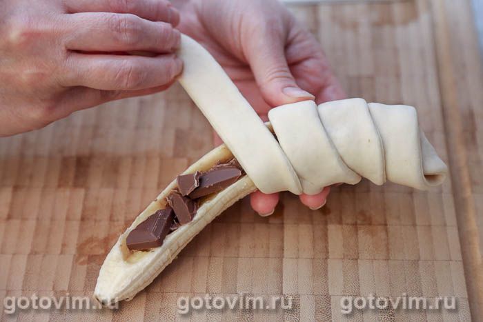 Бананы с шоколадом в слоеном тесте в духовке