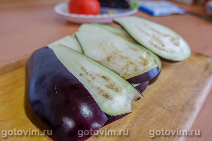 Баклажанные рулетики с майонезом, чесноком и помидорами