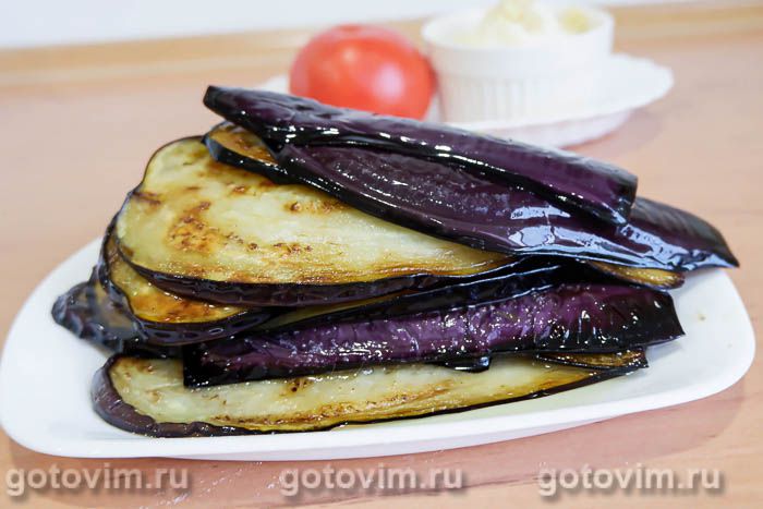 Баклажаны с помидорами, сыром, чесноком и майонезом на сковороде