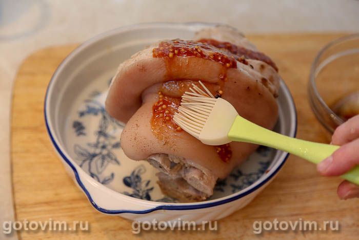 Свиная рулька, запечённая в духовке с мёдом и соевым соусом