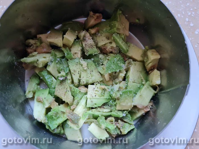 Слоёный салат с сыром, яблоками и черносливом
