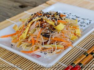 Корейский салат с фунчозой и овощами