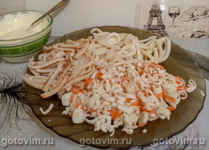 Салат с кальмарами и крабовыми палочками – идеальное сочетание вкусов: рецепт с фото и видео