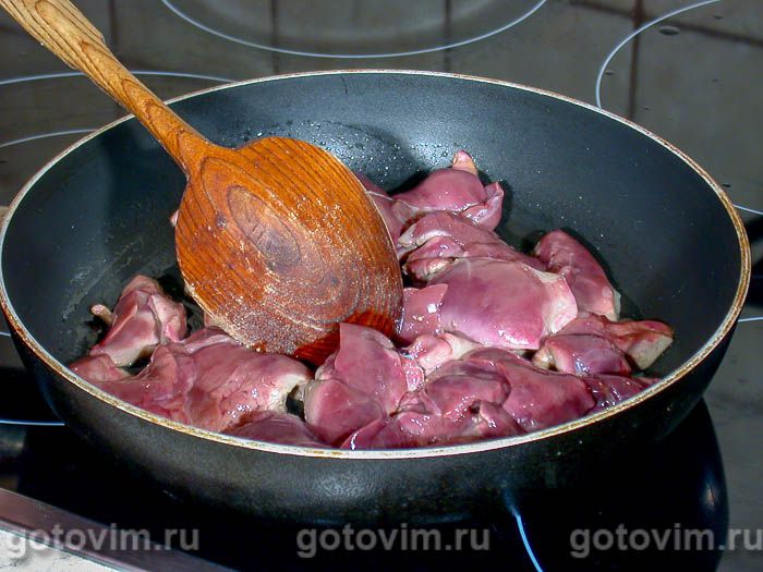 Горячий салат с куриной печенью и виноградом