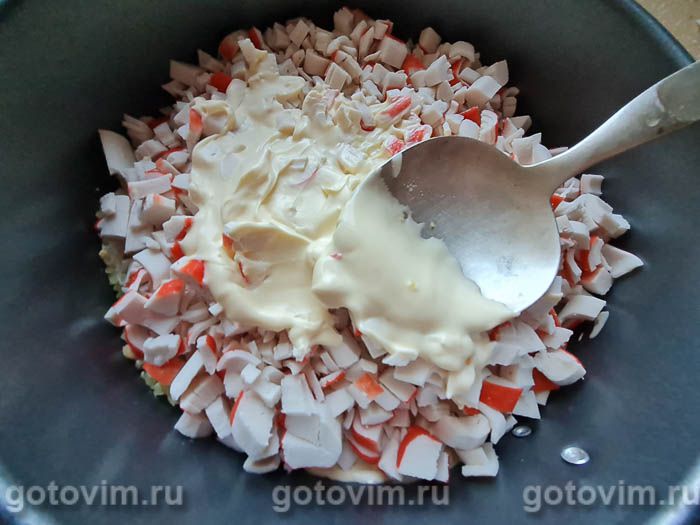 Крабовый салат с морковью и яблоком