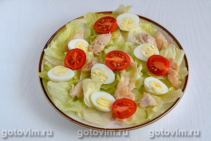 Салат с креветками, томатами черри и перепелиными яйцами