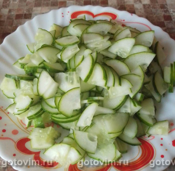 Салат с копчёной курицей, сыром, помидорами и огурцами