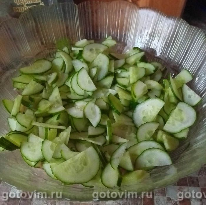 Салат с копченой курицей, картошкой, грибами, яйцом и сыром