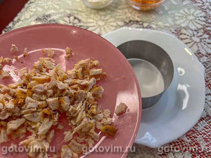 Салат с копченой курицей, корейской морковью, сыром и яйцами