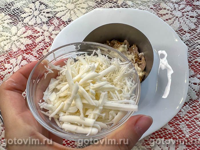 Салат с курицей, морковью и зелёным горошком